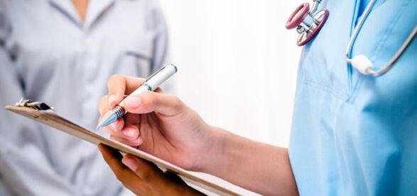 Der Arzt verschreibt eine Behandlung gegen Schmerzen im unteren Rücken