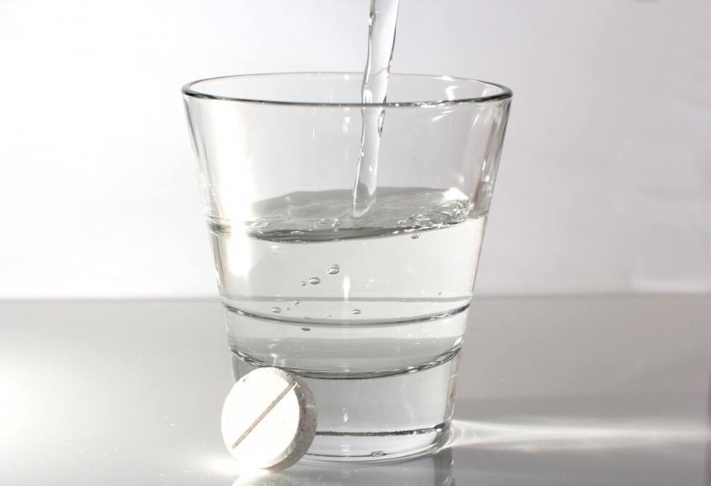 Wasser und eine Pille zur Behandlung von Osteochondrose