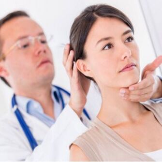 Ein Neurologe untersucht einen Patienten mit Nackenschmerzen
